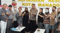 Kapolresta Manado, Kombes Pol Julianto Sirait, SH, SIK saat foto bersama dengan keempat konsumen yang berprofesi sebagai Jurnalis dan para pengacara serta perwakilan Arjuna Sulut