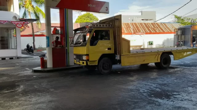 Truck mafia solar milik nama Buang saat melakukan pengisihan BBM Jenis Solar di SPBU Sario