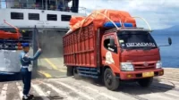 Satgas Gakkumla saat melakukan pemeriksaan truk muatan di Pelabuhan Amurang, Jumat (01/09/2023)