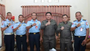 Kabinda Sulawesi Utara (Sulut), Brigjen TNI Raymond Marojahan, S.E menerima kunjungan silaturahmi Danlanud Sam Ratulangi Marsma TNI Ramot C. P. Sinaga, SE di Kantor Binda Sulawesi Utara, Selasa (2/1/2024)