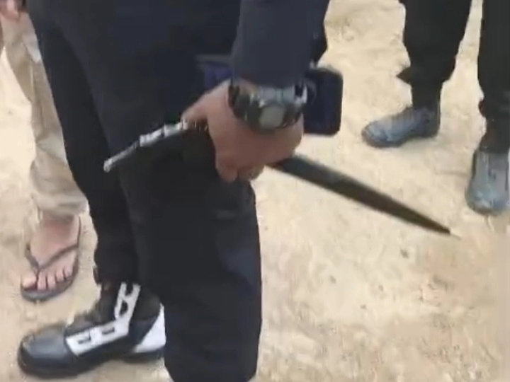 Senjata tajam (sajam) yang dibawah oleh salah satu pelaku pembuat keributan dikediaman Dede Tjin yang diamankan anggota polisi